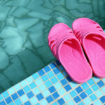 Klapki basenowe damskie – jak wybrać model, który naprawdę warto mieć?